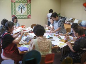 ハウス内の飾りを作る手芸ボランティア